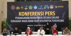 Konferensi pers penanganan rekrutmen anak-anak oleh kelompok terorisme di Bareskrim Polri, Jakarta Selatan, Selasa, 18 November 2025. (Sumber: Poskota/Ali Mansur)