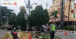 Polisi mengatur arus lalu lintas saat penerapan contraflow imbas pengerjaan perbaikan gorong-gorong di Jalan Raya Cinere. (Sumber: Istimewa)