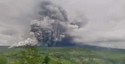 Gunung Semeru Erupsi sore ini Rabu, 19 November 2025 sekitar pukul 14.30 WIB yang menyebabkan awan panas menyembur hingga 8,5 KM (Sumber: Akun X @ElokNurie)