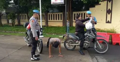 Personel Provost Polres Serang memberikan hukuman disiplin kepada anggota yang melakukan pelanggaran-pelanggaran. (Sumber: Polres Serang)
