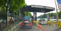 Tangkap layar mobil mewah Audi terobos tol (nebeng tol) di Gerbang Tol Ampera 1, Jakarta Selatan.