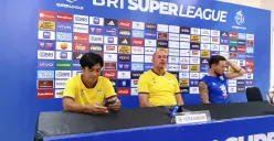 Pelatih Persib, Bandung Bojan Hodak (tengah), dalam pressconference di Stadion Gelora Bandung Lautan Api (GBLA), Gedebage Bandung, 20 November 2025. (Sumber: Poskota/Gatot Poedji Utomo)