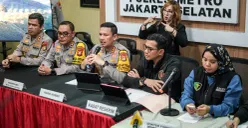 Kasatreskrim Polres Metro Jakarta Selatan, AKBP Ardian Satrio Utomo (kedua dari kanan) saat konferensi pers pengungkapan kasus pembunuhan bocah Alvaro Kiano, Senin, 24 November 2025. (Sumber: POSKOTA | Foto: Bilal Nugraha Ginanjar)