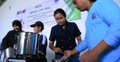 Peserta Bimtek Life Skill yang digelar BNN mengikuti arahan dari instruktur di Kampung Rawa, Jakarta Pusat. (Sumber: Dok. BNN)