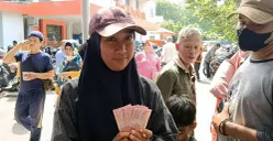 Warga mencairkan BLT Kesra di Kantor Pos di Jalan Lapangan Serbaguna, Margahayu, Kecamatan Bekasi Timur, Senin, 24 November 2025. (Sumber: POSKOTA | Foto: Nurpini Aulia Rapika)