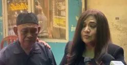 Ketua Komisi Nasional Perlindungan Anak DKI Jakarta, Cornelia Agatha, mendatangi rumah duka Alvaro Kiano Nugroho, 6 tahun, di kawasan Pesanggrahan, Kebayoran Lama, Jakarta Selatan, Senin, 24 November 2025. (Sumber: Poskota/Ali Mansur)