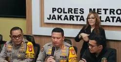 Kepala Satuan Reserse Kriminal Polres Metro Jakarta Selatan, AKBP Ardian Satrio Utomo (kanan) saat konferensi pers di Polres Metro Jakarta Selatan, Senin, 25 Maret 2025 malam WIB. (Sumber: Poskota/Ali Mansur)