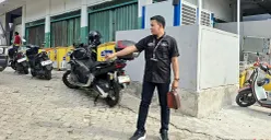 Operasi Manager (OM) PT Kemas Anugerah Tri Mitra, distributor es krim Joy Day Cabang Depok, M Rizki, menunjukkan lokasi parkir dua mobil box yang dicuri. (Sumber: POSKOTA | Foto: Angga Pahlevi)