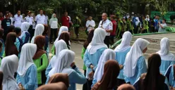 Wali Kota Bekasi, Tri Adhianto mengajak ratusan siswa SMP di Kota Bekasi bersihkan Hutan Taman Kota, Rabu, 26 November 2025. (Sumber: Dok. Pemkot Bekasi)