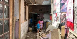 Warga Kampung Bilik, RW 07 Kelurahan Kamal, Kecamatan Kalideres, Jakarta Barat, Rabu, 26 November 2025. (Sumber: Poskota/Pandi Ramedhan)