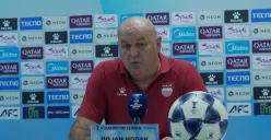 Pelatih Persib Bandung, Bojan Hodak isyaratkan mendepak sejumlah pemain usai kekalahan dari Lion City Sailors di ACL 2. (Sumber: persib.co.id)