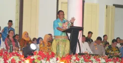 Mendagri Tito Karnavian memberikan sambutan saat membuka Banda Heritage Festival di Istana Mini, Banda Neira, Rabu, 26 November 2025, malam. (Sumber: Istimewa)