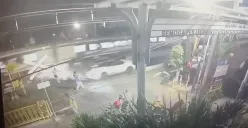 Sebuah mobil Fortuner tertabrak kereta hingga terperosok ke kali di perlintasan rel Jembatan Gantung, Cengkareng, Jakarta Barat, Rabu, 26 November 2025. (Sumber: Istimewa)
