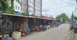 Kondisi kios-kios di sebelah Rusunawa Lokbin Rawa Buaya, Cengkareng, Jakarta Barat, yang akan ditertibkan. (Sumber: Istimewa)