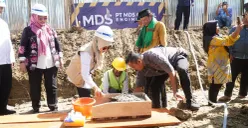 Bupati Pandeglang, Rd. Dewi Setiani melakukan peletakan batu pertama pembangunan SDN Pasir Sedang 2. (Sumber: Dok. Setda Pandeglang)