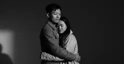 Hasil edit prompt Gemini AI pasangan kekinian bertema monokrom di studio. (Sumber: Freepik)