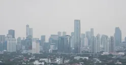 Kualitas udara Jakarta hari ini, Jumat, 14 Agustus 2026 berada dalam kategori tidak sehat dan masuk dalam jajaran kota terburuk di dunia. (Sumber: Poskota/Bilal Nugraha Ginanjar)