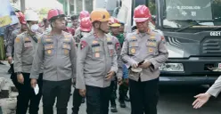 Kapolda Jawa Timur Irjen Nanang Avianto, bersama Pejabat Utama (PJU) Polda Jatim meninjau langsung proses evakuasi korban robohnya bangunan Pondok Pesantren (Ponpes) Al Khoziny, Buduran, Sidoarjo, Jumat, 3 Oktober 2025. (Sumber: Polda Jawa Timur)