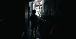 Suasana Gang Venus, permukiman padat di RW 03 Kelurahan Jembatan Besi, Tambora, Jakarta Barat, minim paparan sinar matahari, Kamis, 9 Oktober 2025. (Sumber: Poskota)