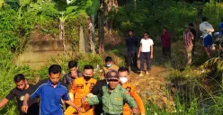 Petugas BPBD dan warga mengevakuasi jasad O, warga Citeureup yang hilang saat pergi memancing. (Sumber: BPBD)