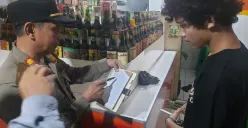 Petugas gabungan menggrebek toko jamu penjual miras oplosan di Jalan Raya Muchtar Sawangan, Kota Depok. (Sumber: Polsek Bojongsari)