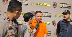 BAK, seorang kepala cabang showroom motor di Jakarta Selatan, yang ditangkap polisi usai menggelapkan uang perusahaan. (Sumber: POSKOTA | Foto: Angga Pahlevi)