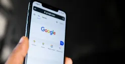 Ilustrasi perangkat Android lipat dengan fitur gamepad virtual yang dikembangkan Google untuk meningkatkan pengalaman bermain game di layar lipat. (Sumber: Unsplash/Solen Feyissa)