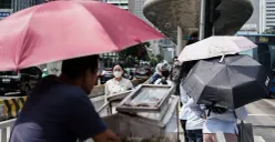 Warga berjalan di tengah cuaca terik di Jalan Jenderal Sudirman, Jakarta, Kamis, 16 Oktober 2025. (Sumber: Poskota/Bilal Nugraha Ginanjar)