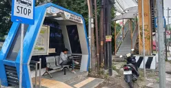 Kondisi Halte Jenderal Sudirman di depan Grand Mall Bekasi, Kelurahan Kranji, Bekasi Barat, Kota Bekasi, tampak lebih bersih dan tertata. (Sumber: Poskota/Nurpini Aulia Rapika)