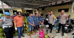 Polisi menangkap tiga pelaku pengoplos LPG 12 kilogram di kawasan Cileungsi, Kabupaten Bogor. (Sumber: Poskota/Giffar Rivana)
