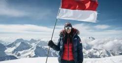 Hasil edit prompt Gemini AI foto sendiri di puncak gunung everest dengan bendera Indonesia. (Sumber: Freepik)