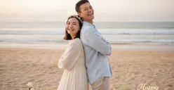 Hasil edit prompt Gemini AI terbaru foto pasangan merayakan anniversary di pantai. (Sumber: Freepik)
