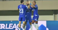 Persib Bandung raih kemenangan epik atas Persis Solo dengan skor 2-0, meski bermain dengan 10 pemain sejak babak pertama usai kartu merah Luciano Guaycochea. (Sumber: persib.co.id)