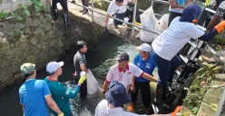 Warga membersihkan sampah dari Sungai Cipinang, Kelurahan Sukatani, Kecamatan Tapos, Kota Depok, Minggu, 19 Oktober 2025. (Sumber: Dok. Warga)