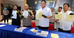 Kapolres Metro Bekasi, Kombes Pol Mustofa menunjukkan barang bukti kasus penipuan dan penggelapan penjualan tanah kavling. (Sumber: POSKOTA | Foto: Nurpini Aulia Rapika)