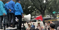 Aksi unjuk rasa memperingati 1 tahun pemerintahan Prabowo-Gibran di Jalan Medan Merdeka, Jakarta Pusat, Senin, 20 Oktober 2025. (Sumber: POSKOTA | Foto: Pandi Ramedhan)