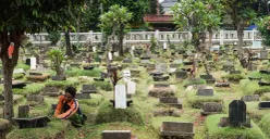 Ilustrasi pembersih makam. (Sumber: Poskota/Bilal Nugraha Ginanjar)