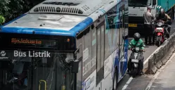 Ilustrasi - Transjakarta Koridor 9 dialihkan imbas truk tabrak separator di Jakbar. (Sumber: Poskota/Bilal Nugraha Ginanjar)
