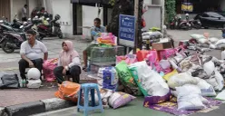 Barang dagangan dialihkan saat pembongkaran Pedagang Pasar Barito, Kramat Pela, Kebayoran Baru, Jakarta Selatan, Senin, 27 Oktober 2025. (Sumber: Poskota/Bilal Nugraha Ginanjar)