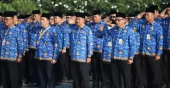 PPPK Paruh Waktu mengenakan pakaian batik khas daerah pada hari Jumat sebagai bentuk kepatuhan terhadap aturan disiplin ASN. (Sumber: Pinterest)