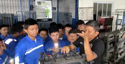 DCVI melakukan kerja sama dengan lembaga Pendidikan dengan mendonasikan mesin bus. (Sumber: Dok DCVI)