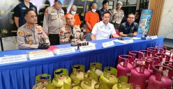 Kapolres Metro Bekasi, Kombes Pol Mustofa menunjukkan barang bukti kasus penyuntikan gas elpiji bersubsidi 3 kg ke tabung Bright Gas 12 kg non-subsidi, Kamis, 30 Oktober 2025. (Sumber: Poskota/Nurpini Aulia Rapika)