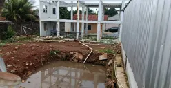 Penampakan kubangan atau penampungan air limbah MBG yang diduga mengeluarkan bau tak sedap dan mencemari lingkungan warga Bojong Menteng, Rawalumbu, Kota Bekasi. (Sumber: Poskota/Nurpini Aulia Rapika)