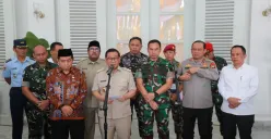 Gubernur Jakarta Pramono Anung saat menyampaikan pernyataan kepada awak media di Balai Kota Jakarta, Senin, 1 September 2025. (Sumber: Poskota/Muhammad Tegar Jihad)