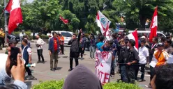 Ilustrasi demo mahasiswa di depan Gedung DPRD Kota Bekasi, Jl. Chairil Anwar, Margahayu, Bekasi Timur, Kota Bekasi. (Sumber: Dok. Istimewa)