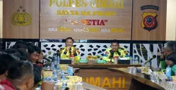 Kapolres Cimahi AKBP Niko N Adi Putra (tengah) melakukan audiensi dengan komunitas ojol di Cimahi dan KBB di Saung Satya Haprabu "38 Setia" Polres Cimahi, Senin 1 September 2025. (Sumber: POSKOTA | Foto: Gatot Poedji Utomo)