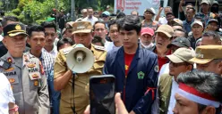 Wali Kota Bekasi, Tri Adhianto sambil memegang pengeras suara menemui massa aksi demo di depan Kantor DPRD Kota Bekasi, Senin 1 September 2025. (Sumber: Dok Humas Pemkot Bekasi)