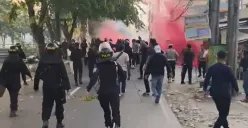 Ratusan massa aksi berusaha menyerang Mapolres Metro Bekasi Kota dengan petasan dan bom molotov. Minggu, 31 Agustus 2025. Aksi terjadi berulang kali hingga akhirnya berhasil diredam aparat pada pukul 04.30 WIB. (Sumber: Istimewa)
