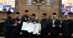 Pemkot Bekasi dan DPRD resmi menandatangani Perubahan KUA-PPAS 2025, Selasa 2 September 2025, salah satunya terkait anggaran kenaikan honor ketua RT dan RW. (Sumber: Humas Pemkot Bekasi)