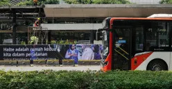 Ilustrasi, calon penumpang menunggu kedatangan Transjakarta Halte Senayan Bank DKI yang mengalami kerusakan pascaunjuk rasa di Jalan Jenderal Sudirman, Jakarta, Selasa, 2 September 2025. (Sumber: Poskota/Bilal Nugraha Ginanjar)